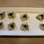 Arancino di Mare - 生ホタテのカルパッチオ（黒トビコとハワイ産シーアスパラガスのトッピング）