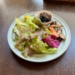 バルバルキッチンアメリ - 今日も美味しいランチサラダ
      正月ということで黒豆と田作りが付いてきた！
