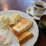 亜林湖 - モーニングセット(税込500円)
①トースト②目玉焼き③野菜サラダ(千切り甘藍&ポテトサラダ)
お飲み物《セットドリンク》①HOT珈琲【サイフォン式】