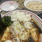 蒙古タンメン中本 - 北極やさい　野菜大盛り　ホウレンソウ　刻み玉ねぎ　ゆでもやし　生卵