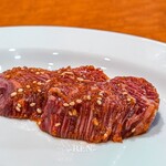 焼肉やっちゃん - 上ハラミ ハーフ (撮影前に2枚口にしてしまいました)