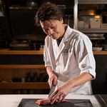 神山町かねなり - 魚さばくシーン