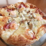 テキサスハンズ - このピザは「スーパーDX」。チーズの味はもちろん、ｿｰｾｰｼﾞ・ﾋﾟｰﾏﾝ・ﾍﾞｰｺﾝ・ﾏｯｼｭﾙｰﾑ・ｲｶ・ｻﾗﾐと豪華！？