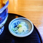 やぶ善 - 別皿で提供してくれる、薬味の葱。
