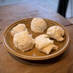 goodspoon pizzeria＆cheese - ■フレッシュチーズ食べ放題 ￥800
右手前から時計回りでモッツァレラ、ストラッチャチーズ、、フロマージュブラン、マスカルポーネ、クリームチーズ(全て自家製出来たて)