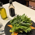 バルマルシェコダマ ステーキ&ロブスター - 下にかぼちゃ、ダイコン、パプリカ、にんじんなどが隠れてる　食べ応えあり　塩胡椒は葉物にあえてから、提供してほしい、上に溜まってるから　そしてオイルも軽く葉物にあえておくと、皿からこぼれずにすむと思う