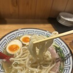 らぁめん真 - 麺とスープの絡まり具合