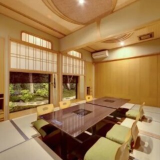 個室から大広間まで完備。場面に合わせて利用可能な寛ぎの和空間