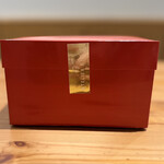 アトリエコータ 神楽坂店 - こんなに赤い箱は、バカラかアトリエコータなのかと