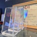 アトリエコータ - 百名店の勲章ずらり