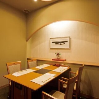 個室から大広間まで完備。場面に合わせて利用可能な寛ぎの和空間