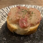 鮪と炭火焼き 俺の割烹 うお炭 - ホタテとマグロのタルタルバケット