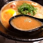 大杉製麺 - スープは程よいコッテリ感があり、鶏や魚介系の旨味が凝縮されてます。