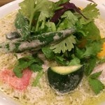 イロドリ - 月に一度は食べたくなる野菜ゴロゴログリーンカレーの麺