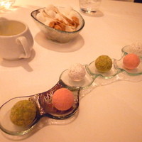 モダンフレンチ 「コラージュ」 コンラッド東京 - トリュフ　オ　ショコラピスタチオ、ライチ、紅茶　
