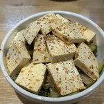 人情焼肉ONIKUちゃん - 「豆腐サラダ」二人前です。豆腐が多過ぎてサラダ部分が見えませんが、ボリュームもありドレッシングも美味しくダイエットには最適です。