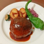 七條 - ハンバーグステーキ。夜と比べるとソース少なし？やっぱりゆっくりお料理を楽しむには夜だな♪