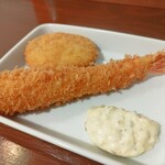 七條 - 追加のエビフライとカニクリームコロッケ。相変わらず旨し！このちょっとガーリックの香りがするタルタルも最高に好き♥。ちなみに、11:07にウェーティング記帳した時点ですでに5番目（8人目）。危ないっ汗