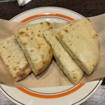 インドレストランDIWALI - カシミリチーズナン