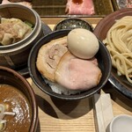 中華蕎麦 とみ田 - 王道の煮豚＆本格吊るし直火焼き焼豚＆半熟味玉をごはんに乗せて豪華なチャーシュー丼に♪