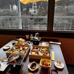 静寂とまごころの宿七重八重 - 窓から鬼怒川が