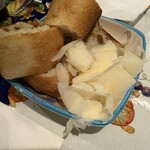 LA STAZIONE DELLA PIZZA - お通しのチーズ薄くスライスされてて柔らかくて美味しい