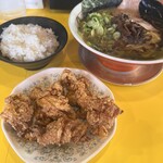 めん骨マン - 料理写真:黒マー油ラーメン、唐揚げ、ライスセット1500円