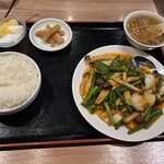 中華街大飯店 - ■ランチセット：イカの四川風辛味炒め（ライス・スープ・お新香・杏仁豆腐付）￥880：艶のある赤いソースがほどよく絡み、イカの白さが彩りを添える見た目。炒めたキノコや野菜が食感に変化を加え、辛味の中にほんのりとしたコクが感じられる。白ごはんとは合わせやすく、全体として素直に楽しめる味わいで、日替わりの一品としては満足できる仕上がり。