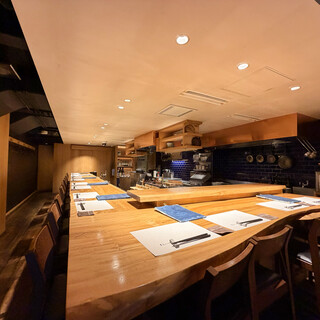 木の温もりたっぷりの和空間。小上がりのお席もございます。