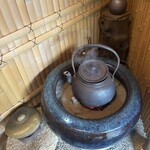 御手打ちそば やま本 - 入り口に鉄瓶