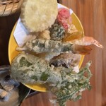 御手打ちそば やま本 - 海老天はに種類で大葉巻きと。