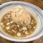 もつ焼 くろ - もつ煮の汁に浸かった味玉子