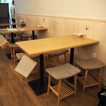 大衆酒場びりちゃん - 店内（テーブル席）