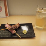 大衆酒場びりちゃん - トロ牛タン串 ＆　角ハイボール