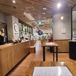 SAKE PLACE - 店内は木板張り天井、ガラス張り壁&木板張り壁、木板張り床、スタイリッシュ&木の和みか共存する空間、BGMは演奏音楽&J-POP
お席はスタンディングテーブル2人位×5卓の合計10人位