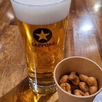 SAKE PLACE - おつまみ①倉田胡椒(カンボジア産)掛け、木桶仕込醤油(弓削田醤油)仕立てのカシューナッツ(税込270円)
お酒①サッポロ黒ラベル(生ビール、サッポロビール)(税込500円)
お会計は770円