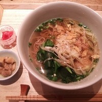 広尾はしづめ - 蒸し鶏のネギ油かけ温麺（ごぼう麺）