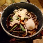 手打ちそば処 淡淡 - ◯山菜おろし蕎麦山菜と辛味と甘みのある大根おろしが
            上に載せられていた
            
            汁には出汁に
            穏やかでジンワリとした旨味感もあって美味しい