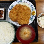食堂 なすの屋 - 食堂 なすの屋　「メンチカツ定食」830円 「サラダ」300円