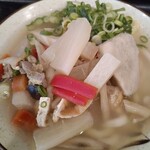 大島うどん - 薬味のネギを加えた「しっぽくうどん」　ニンジンは２種類入っていた