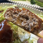 肉の黒田 - ハンバーグを箸で切ると肉汁が溢れてきます