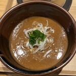 中華蕎麦 とみ田 - 乗せられたねぎが沈まないほどに濃厚なつけ汁