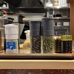 中華蕎麦 とみ田 - クリスマス島の塩をかけると、麺の甘みが倍増します。