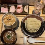 中華蕎麦 とみ田 - 食べるのが勿体無いほどのビジュアルです。