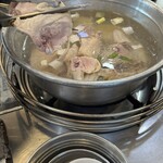 진옥화 할매 원조 닭한마리 - 店員さんが鶏肉をハサミで切って鍋に投入