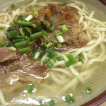 田舎 公設市場南店 - ソーキそば350円。
                                澄んだスープなのに、シッカリした味が太麺にも負けてませんね☆*:.｡. o(≧▽≦)o .｡.:*☆