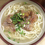 田舎 公設市場南店 - ソーキそば350円。
                                初めて食べた、本場沖縄のソーキそば( ´ ▽ ` )ﾉ