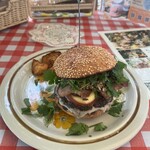 魔女のちいさな森のハンバーガー - お皿もかわいいです