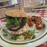 魔女のちいさな森のハンバーガー - 卓上には塩胡椒ケチャップもあり　カトラリーも