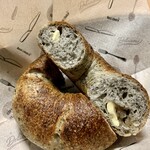 ベーカリー燈 - 黒ごまと栗とクリームチーズ ¥380